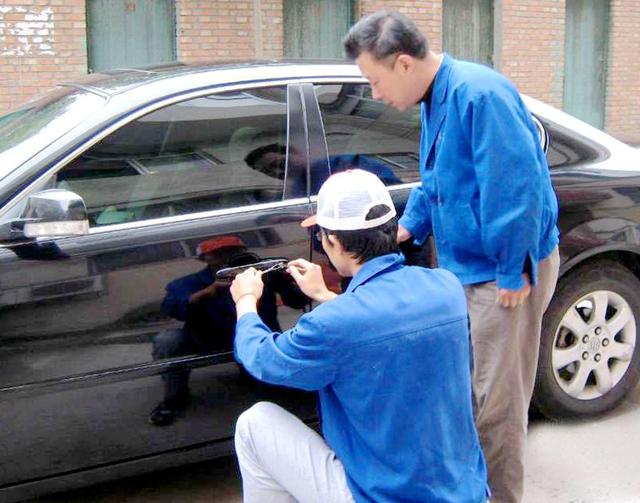 玉林汽车钥匙丢在车里面怎么办?